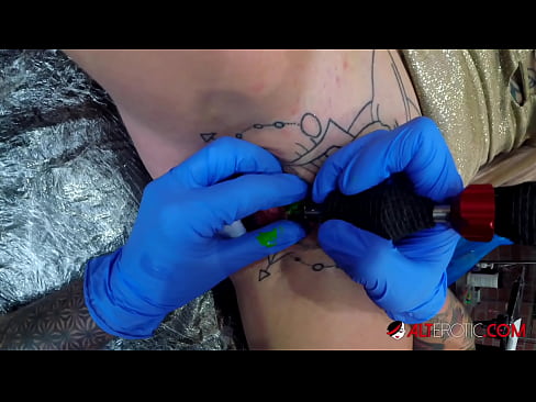 ❤️ 极具纹身的辣妹苏利-萨维奇在阴蒂上纹了一个纹身 ️❌ Porno️❤